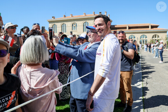 Camille Combal avec la torche lors de la première étape du relais de la flamme olympique à Marseille, France, le 9 mai 2024. © Dominique Jacovides/Bestimage 