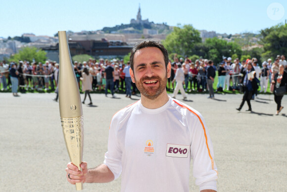 Camille Combal avec la torche lors de la première étape du relais de la flamme olympique à Marseille, France, le 9 mai 2024. © Dominique Jacovides/Bestimage 