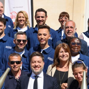 Frédérick Bousquet avec une torche, Benoît Payan (maire de Marseille), Camille Combal et Nicole Ferroni avec une torche lors de la première étape du relais de la flamme olympique à Marseille, France, le 9 mai 2024. © Dominique Jacovides/Bestimage 