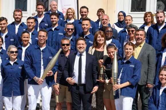 Frédérick Bousquet avec une torche, Benoît Payan (maire de Marseille), Camille Combal et Nicole Ferroni avec une torche lors de la première étape du relais de la flamme olympique à Marseille, France, le 9 mai 2024. © Dominique Jacovides/Bestimage 