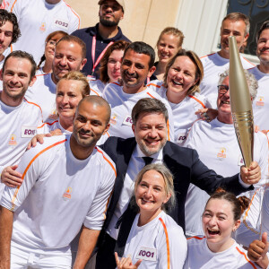 Tony Parker avec Benoît Payan (maire de Marseille) lors de la première étape du relais de la flamme olympique à Marseille, France, le 9 mai 2024. © Dominique Jacovides/Bestimage 