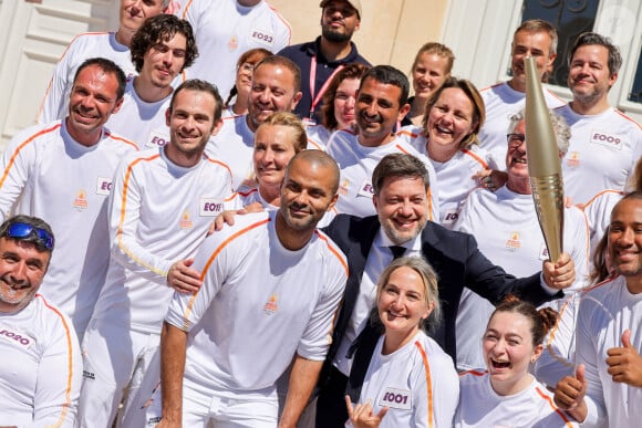 Tony Parker avec Benoît Payan (maire de Marseille) lors de la première étape du relais de la flamme olympique à Marseille, France, le 9 mai 2024. © Dominique Jacovides/Bestimage 