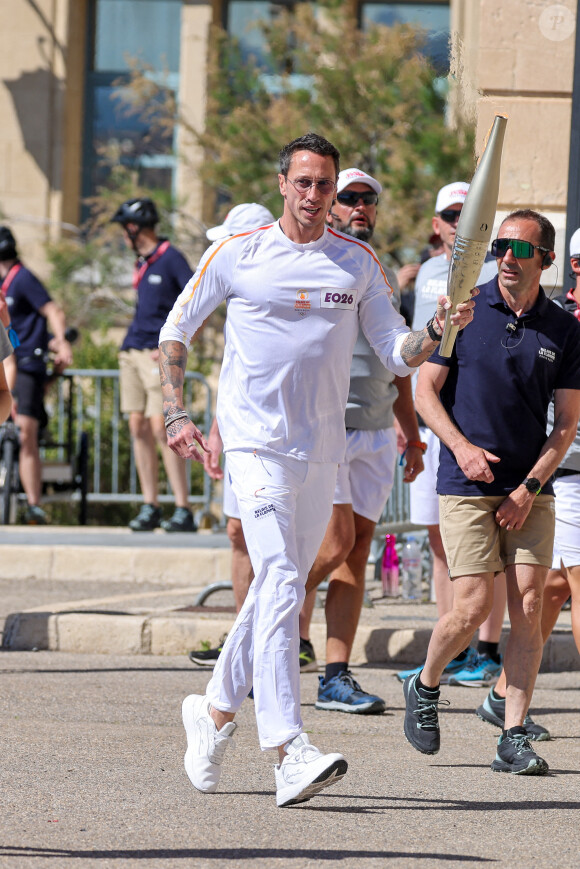 Frédérick Bousquet avec la flamme lors de la première étape du relais de la flamme olympique à Marseille, France, le 9 mai 2024. Les porteurs de la torche doivent transporter la flamme olympique dans les rues de la cité phocéenne de Marseille, un jour après son arrivée sur le majestueux navire à trois mâts "Belem" pour la cérémonie d'accueil. Le relais de la torche olympique parcourra 12 000 kilomètres (7500 milles) à travers la France. © Dominique Jacovides/Bestimage 