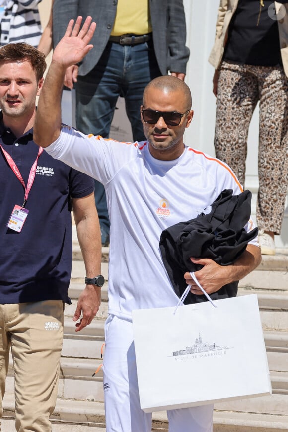 Celui de porter la flamme olympique à Marseille
Tony Parker lors de la première étape du relais de la flamme olympique à Marseille, France, le 9 mai 2024. © Dominique Jacovides/Bestimage 