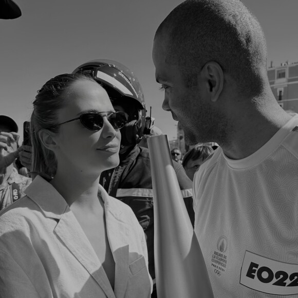 Tony Parker avec sa compagne Agathe Teyssier à Marseille pour porter la flamme olympique. Le 9 mai 2024.