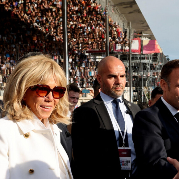 Le président Emmanuel Macron et sa femme la Première dame Brigitte Macron lors de la cérémonie d'arrivée de la flamme olympique au Vieux-Port de Marseille, France, le 8 mai 2024, avant les Jeux olympiques et paralympiques de Paris 2024. Le transfert de la flamme à terre d'un navire de haut du XIXème siècle marquera le début du relais de la torche olympique de 12 000 kilomètres (7500 milles) à travers la France. © Dominique Jacovides/Bestimage 