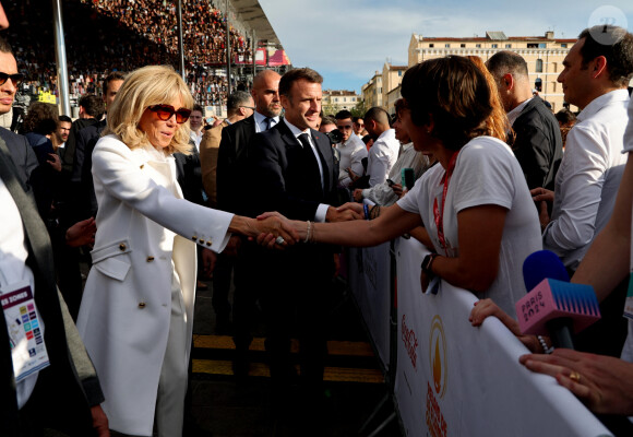 Le président Emmanuel Macron et sa femme la Première dame Brigitte Macron lors de la cérémonie d'arrivée de la flamme olympique au Vieux-Port de Marseille, France, le 8 mai 2024, avant les Jeux olympiques et paralympiques de Paris 2024. Le transfert de la flamme à terre d'un navire de haut du XIXème siècle marquera le début du relais de la torche olympique de 12 000 kilomètres (7500 milles) à travers la France. © Dominique Jacovides/Bestimage  Olympic Flame arrival ceremony at the Vieux-Port, ahead of the Paris 2024 Olympic and Paralympic Games, in Marseille, France, on May 8, 2024. The transfer of the flame onshore from a 19th-century tall ship will mark the start of a 7,500 mile torch relay across mainland France.