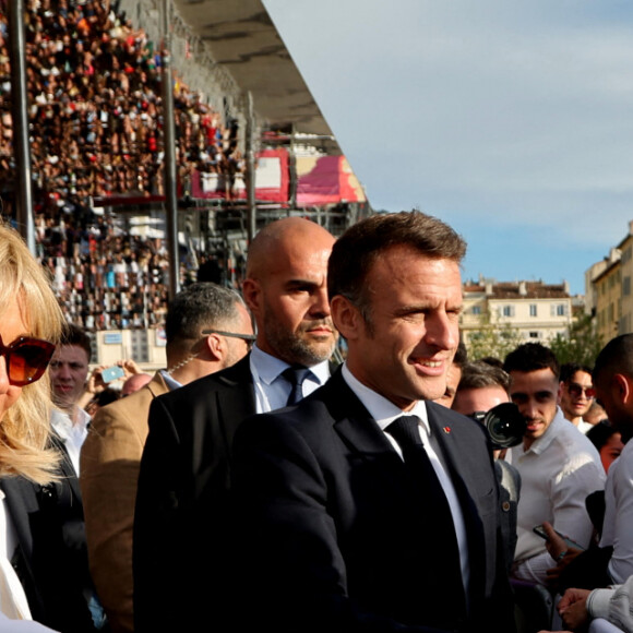 Le président Emmanuel Macron et sa femme la Première dame Brigitte Macron lors de la cérémonie d'arrivée de la flamme olympique au Vieux-Port de Marseille, France, le 8 mai 2024, avant les Jeux olympiques et paralympiques de Paris 2024. Le transfert de la flamme à terre d'un navire de haut du XIXème siècle marquera le début du relais de la torche olympique de 12 000 kilomètres (7500 milles) à travers la France. © Dominique Jacovides/Bestimage  Olympic Flame arrival ceremony at the Vieux-Port, ahead of the Paris 2024 Olympic and Paralympic Games, in Marseille, France, on May 8, 2024. The transfer of the flame onshore from a 19th-century tall ship will mark the start of a 7,500 mile torch relay across mainland France.