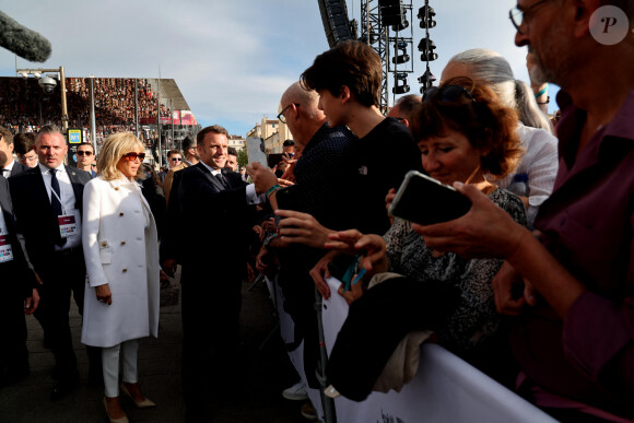 Le président Emmanuel Macron et sa femme la Première dame Brigitte Macron lors de la cérémonie d'arrivée de la flamme olympique au Vieux-Port de Marseille, France, le 8 mai 2024, avant les Jeux olympiques et paralympiques de Paris 2024. Le transfert de la flamme à terre d'un navire de haut du XIXème siècle marquera le début du relais de la torche olympique de 12 000 kilomètres (7500 milles) à travers la France. © Dominique Jacovides/Bestimage 