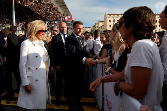 Le président Emmanuel Macron et sa femme la Première dame Brigitte Macron lors de la cérémonie d'arrivée de la flamme olympique au Vieux-Port de Marseille, France, le 8 mai 2024, avant les Jeux olympiques et paralympiques de Paris 2024. Le transfert de la flamme à terre d'un navire de haut du XIXème siècle marquera le début du relais de la torche olympique de 12 000 kilomètres (7500 milles) à travers la France. © Dominique Jacovides/Bestimage 