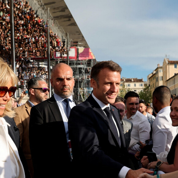 Le président Emmanuel Macron et sa femme la Première dame Brigitte Macron lors de la cérémonie d'arrivée de la flamme olympique au Vieux-Port de Marseille, France, le 8 mai 2024, avant les Jeux olympiques et paralympiques de Paris 2024. Le transfert de la flamme à terre d'un navire de haut du XIXème siècle marquera le début du relais de la torche olympique de 12 000 kilomètres (7500 milles) à travers la France. © Dominique Jacovides/Bestimage 