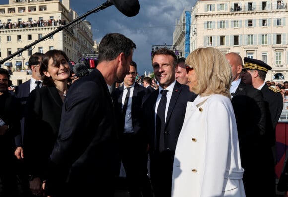 Tony Estanguet, le président Emmanuel Macron et sa femme la Première dame Brigitte Macron lors de la cérémonie d'arrivée de la flamme olympique au Vieux-Port de Marseille, France, le 8 mai 2024, avant les Jeux olympiques et paralympiques de Paris 2024. Le transfert de la flamme à terre d'un navire de haut du XIXème siècle marquera le début du relais de la torche olympique de 12 000 kilomètres (7500 milles) à travers la France. © Dominique Jacovides/Bestimage 