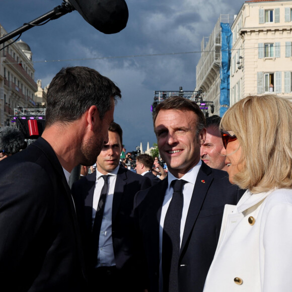 Tony Estanguet, le président Emmanuel Macron et sa femme la Première dame Brigitte Macron lors de la cérémonie d'arrivée de la flamme olympique au Vieux-Port de Marseille, France, le 8 mai 2024, avant les Jeux olympiques et paralympiques de Paris 2024. Le transfert de la flamme à terre d'un navire de haut du XIXème siècle marquera le début du relais de la torche olympique de 12 000 kilomètres (7500 milles) à travers la France. © Dominique Jacovides/Bestimage 