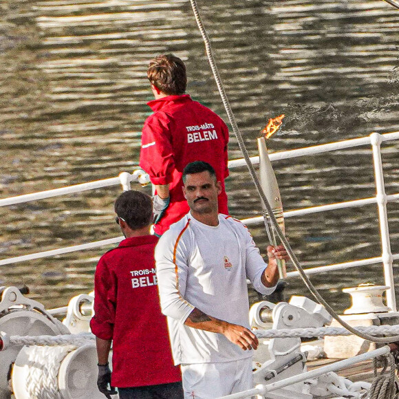 Florent Manaudou lors de la cérémonie d'arrivée de la flamme olympique au Vieux-Port de Marseille, France, le 8 mai 2024, avant les Jeux olympiques et paralympiques de Paris 2024. Le transfert de la flamme à terre d'un navire de haut du XIXème siècle marquera le début du relais de la torche olympique de 12 000 kilomètres (7500 milles) à travers la France. © Jean-René Santini/Bestimage 