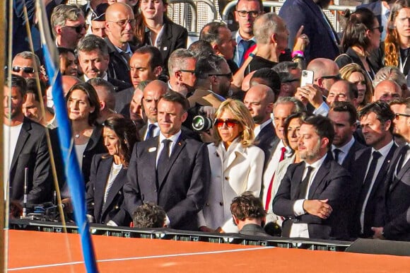 Tony Estanguet (président du comité d'organisation des Jeux de Paris 2024) , Amélie Oudéa-Castéra (ministre des Sports et des Jeux Olympiques et Paralympiques), le président Emmanuel Macron, sa femme la Première Dame Brigitte Macron, Benoît Payan (maire de Marseille) lors de la cérémonie d'arrivée de la flamme olympique au Vieux-Port de Marseille, France, le 8 mai 2024, avant les Jeux olympiques et paralympiques de Paris 2024. Le transfert de la flamme à terre d'un navire de haut du XIXème siècle marquera le début du relais de la torche olympique de 12 000 kilomètres (7500 milles) à travers la France. © Jean-René Santini/Bestimage 