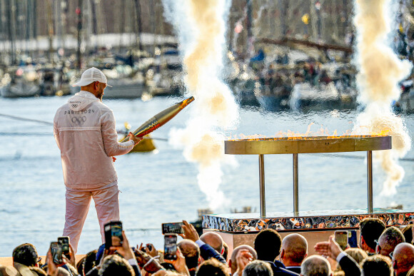 Le rappeur Jul embrase le chaudron olympique lors de la cérémonie d'arrivée de la flamme olympique au Vieux-Port de Marseille, France, le 8 mai 2024, avant les Jeux olympiques et paralympiques de Paris 2024. Le transfert de la flamme à terre d'un navire de haut du XIXème siècle marquera le début du relais de la torche olympique de 12 000 kilomètres (7500 milles) à travers la France. © Sandrine Thesillat/Panoramic/Bestimage 