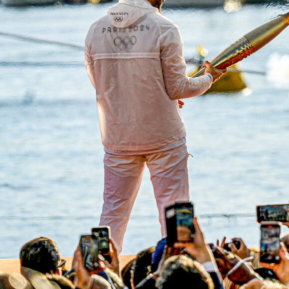 Le rappeur Jul embrase le chaudron olympique lors de la cérémonie d'arrivée de la flamme olympique au Vieux-Port de Marseille, France, le 8 mai 2024, avant les Jeux olympiques et paralympiques de Paris 2024. Le transfert de la flamme à terre d'un navire de haut du XIXème siècle marquera le début du relais de la torche olympique de 12 000 kilomètres (7500 milles) à travers la France. © Sandrine Thesillat/Panoramic/Bestimage 