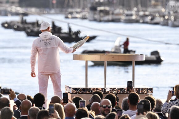 Le rappeur Jul lors de la cérémonie d'arrivée de la flamme olympique au Vieux-Port de Marseille, France, le 8 mai 2024, avant les Jeux olympiques et paralympiques de Paris 2024. Le transfert de la flamme à terre d'un navire de haut du XIXème siècle marquera le début du relais de la torche olympique de 12 000 kilomètres (7500 milles) à travers la France. © William Cannarella/Panoramic/Bestimage 