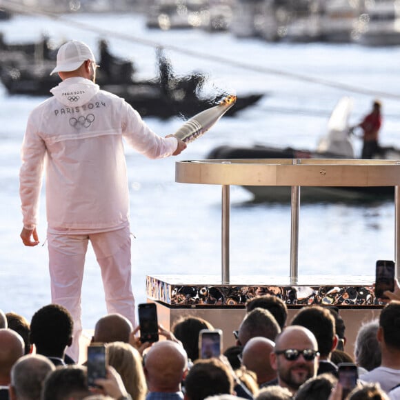 Le rappeur Jul lors de la cérémonie d'arrivée de la flamme olympique au Vieux-Port de Marseille, France, le 8 mai 2024, avant les Jeux olympiques et paralympiques de Paris 2024. Le transfert de la flamme à terre d'un navire de haut du XIXème siècle marquera le début du relais de la torche olympique de 12 000 kilomètres (7500 milles) à travers la France. © William Cannarella/Panoramic/Bestimage 