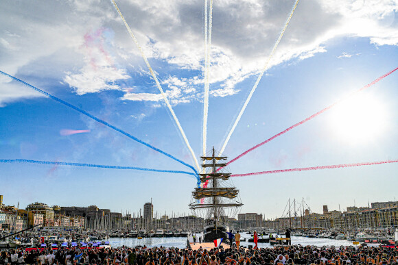 Le Belem accueilli par la patrouille de France dans le vieux port de Marseille avec la flamme olympique des JO de Paris 2024 lors de la cérémonie d'arrivée de la flamme olympique au Vieux-Port de Marseille, France, le 8 mai 2024, avant les Jeux olympiques et paralympiques de Paris 2024. Le transfert de la flamme à terre d'un navire de haut du XIXème siècle marquera le début du relais de la torche olympique de 12 000 kilomètres (7500 milles) à travers la France. © Sandrine Thesillat/Panoramic/Bestimage 