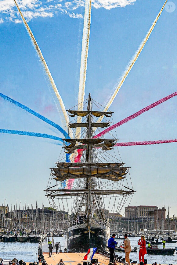 Le Belem accueilli par la patrouille de France dans le vieux port de Marseille avec la flamme olympique des JO de Paris 2024 lors de la cérémonie d'arrivée de la flamme olympique au Vieux-Port de Marseille, France, le 8 mai 2024, avant les Jeux olympiques et paralympiques de Paris 2024. Le transfert de la flamme à terre d'un navire de haut du XIXème siècle marquera le début du relais de la torche olympique de 12 000 kilomètres (7500 milles) à travers la France. © Sandrine Thesillat/Panoramic/Bestimage 