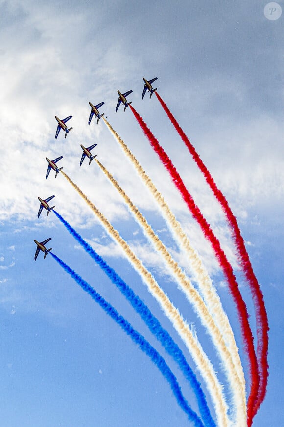 Le Belem accueilli par la patrouille de France dans le vieux port de Marseille avec la flamme olympique des JO de Paris 2024 lors de la cérémonie d'arrivée de la flamme olympique au Vieux-Port de Marseille, France, le 8 mai 2024, avant les Jeux olympiques et paralympiques de Paris 2024. Le transfert de la flamme à terre d'un navire de haut du XIXème siècle marquera le début du relais de la torche olympique de 12 000 kilomètres (7500 milles) à travers la France. © Sandrine Thesillat/Panoramic/Bestimage 