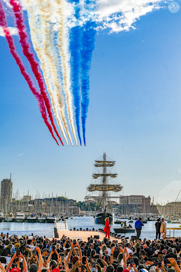 Le Belem accueilli par la patrouille de France dans le vieux port de Marseille avec la flamme olympique des JO de Paris 2024 lors de la cérémonie d'arrivée de la flamme olympique au Vieux-Port de Marseille, France, le 8 mai 2024, avant les Jeux olympiques et paralympiques de Paris 2024. Le transfert de la flamme à terre d'un navire de haut du XIXème siècle marquera le début du relais de la torche olympique de 12 000 kilomètres (7500 milles) à travers la France. © Sandrine Thesillat/Panoramic/Bestimage 