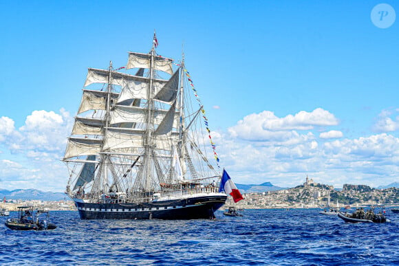 Le Belem apporte la flamme olympique des JO de Paris 2024 lors de la cérémonie d'arrivée de la flamme olympique au Vieux-Port de Marseille, France, le 8 mai 2024, avant les Jeux olympiques et paralympiques de Paris 2024. Le transfert de la flamme à terre d'un navire de haut du XIXème siècle marquera le début du relais de la torche olympique de 12 000 kilomètres (7500 milles) à travers la France. © Sandrine Thesillat/Panoramic/Bestimage 