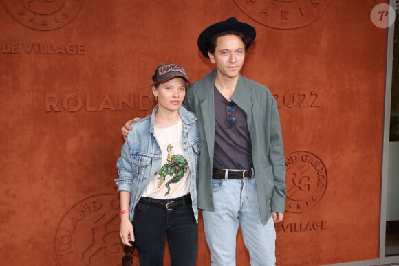 C'est à l'occasion de la sortie de son 10e album que la nouvelle a été révélée
Mélanie Thierry et Raphaël - au village (Jour 5) lors des Internationaux de France de Tennis de Roland Garros 2022. Paris, le 26 mai 2022. © Bertrand Rindoff Petroff / Bestimage 