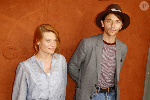 Le chanteur Raphaël et sa compagne Mélanie Thierry au village lors des internationaux de tennis de Roland Garros à Paris le 8 juin 2018. © Christophe Aubert via Bestimage 