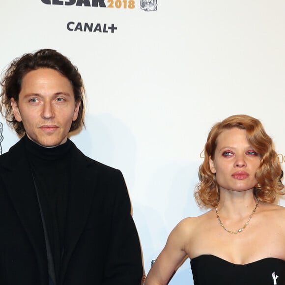 Mélanie Thierry et son compagnon le chanteur Raphaël - Photocall lors de la 43ème cérémonie des Cesar à la salle Pleyel à Paris, le 2 mars 2018. © Dominique Jacovides - Olivier Borde / Bestimage 