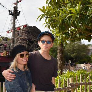 Le chanteur Raphaël (Raphaël Haroche) et sa compagne Mélanie Thierry - Disneyland Paris à inauguré ce week-end la saison d'Halloween avec la présence de plusieurs célébrités françaises, le 25 septembre 2021.