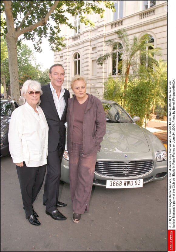 Si la rupture est consommée depuis bientôt trente ans, Catherine Lara garde de lourds souvenirs de cette dernière... 
La chanteuse française Catherine Lara, le directeur du club Tony Gomez et l'humoriste Muriel Robin assistent à la soirée organisée par le constructeur automobile italien Maserati au Club de l'Etoile à Paris le 24 juin 2004. Photo par Benoit Pinguet/ABACA.