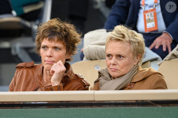 Muriel Robin, elle, a depuis refait sa vie avec Anne Le Nen, avec laquelle elle partage l'affiche de la série "Master Crimes" sur TF1.
Muriel Robin et son épouse Anne Le Nen dans les tribunes lors des Internationaux de France de tennis à Roland Garros le 31 mai 2022 à Paris, France. Photo par Laurent Zabulon/ABACAPRESS.COM