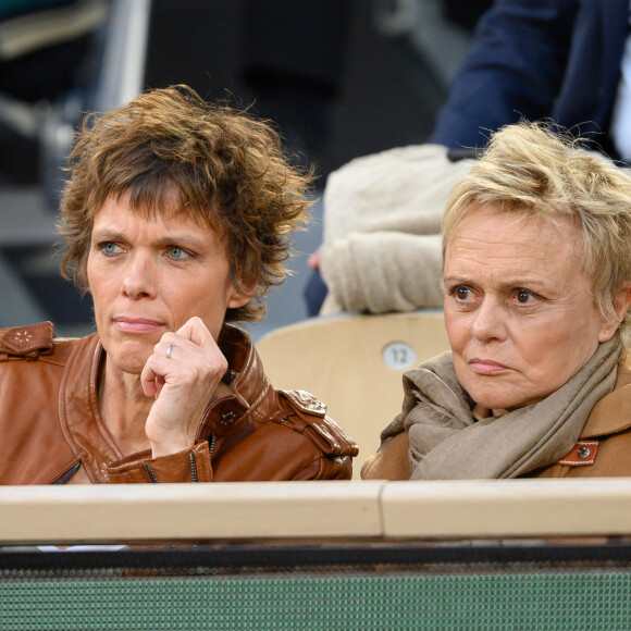 Muriel Robin, elle, a depuis refait sa vie avec Anne Le Nen, avec laquelle elle partage l'affiche de la série "Master Crimes" sur TF1.
Muriel Robin et son épouse Anne Le Nen dans les tribunes lors des Internationaux de France de tennis à Roland Garros le 31 mai 2022 à Paris, France. Photo par Laurent Zabulon/ABACAPRESS.COM