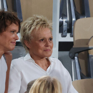 Anne Le Nen et Muriel Robin assistent ensemble au tournoi de Roland-Garros, le 3 juin 2022 à Paris. Photo par Nasser Berzane/ABACAPRESS.COM