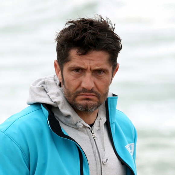 Exclusif - L'ancien footballeur et présentateur télé Bixente Lizarazu nettoie les plages d'Anglet avec des écoliers en ouverture des journées nationales du nettoyage le 17 mars 2017. Cette opération est à l'initiative de Surfrider Foundation Europe dont Bixente Lizarazu est un des parrains. © Patrick Bernard / Christophe de Prada / Bestimage 