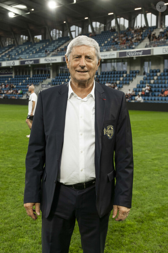 Jean-Michel Larqué - Match de football caritatif du Variétés Club de France contre les légendes des Avirons Bayonnais au profit des associations "Pièces Jaunes" et "Centre Hospitalier de la Côte Basque - Service Pédiatrie" à Bayonne le 19 octobre 2022. 12.000 € ont été récoltés après la victoire du Variétés 2-1 contre les légendes des Avirons Bayonnais. © Pierre Perusseau/Bestimage 