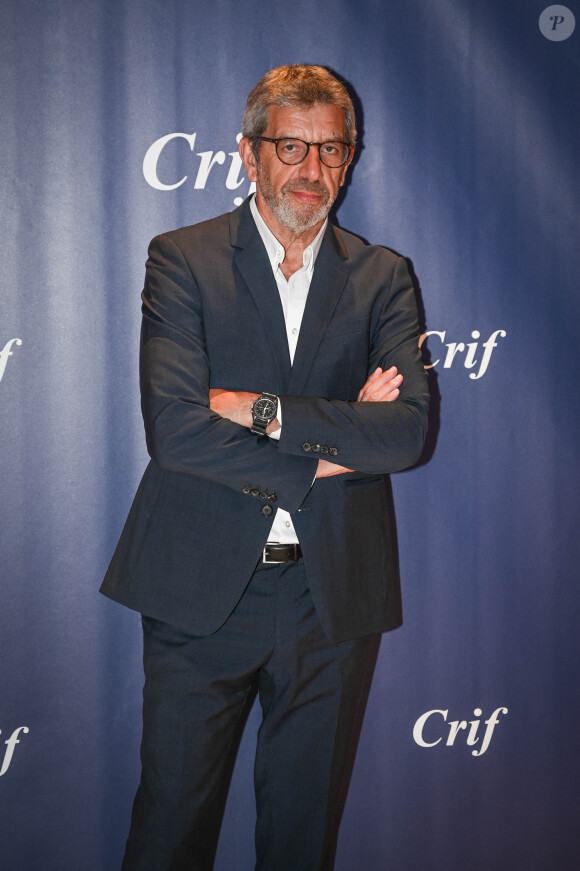 Michel Cymes, médecin et chirurgien français, pose alors qu'il arrive pour assister au dîner annuel du Conseil représentatif des institutions juives de France (CRIF) au Carrousel du Louvre à Paris, le 6 mai 2024. Photo par Tomas Stevens/ABACAPRESS.COM