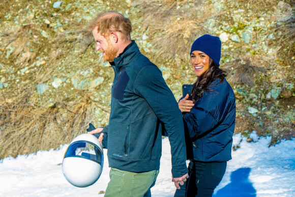 Deux d'entre eux étaient néanmoins des cadeaux de la part du prince Harry
Le prince Harry fait du skeleton sous les yeux de Meghan Markle lors d'une visite au camp d'entrainement des athlètes des Invictus Games 2024 à Whistler en Colombie Britannique le 15 février 2024. 