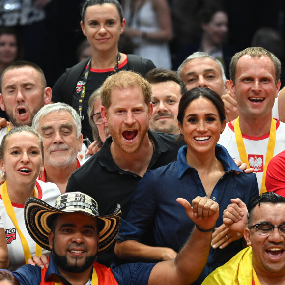 La belle brune avait d'ailleurs choisi les bijoux parfaits pour en mettre plein la vue à tout le monde
Le prince Harry, duc de Sussex et Meghan Markle, duchesse de Sussex aux Invictus Games 2023 à Dusseldorf le 15 septembre 2023. 