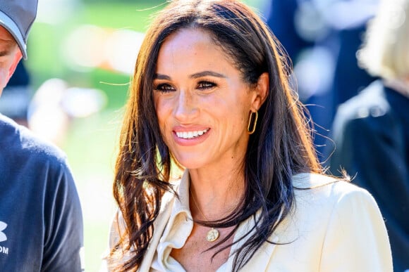 Un pendentif en forme de croix ainsi qu'une montre en or du modèle Tank de chez Cartier, ayant appartenu à la princesse Diana, lui ont été offerts par son prince
Le prince Harry, duc de Sussex et Meghan Markle, duchesse de Sussex, aux Invictus Games 2023 (Day 5) à Dusseldorf, le 15 septembre 2023. 