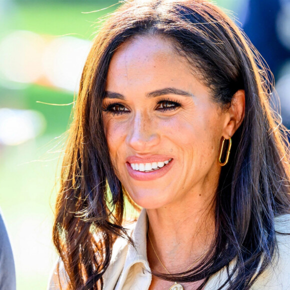 Un pendentif en forme de croix ainsi qu'une montre en or du modèle Tank de chez Cartier, ayant appartenu à la princesse Diana, lui ont été offerts par son prince
Le prince Harry, duc de Sussex et Meghan Markle, duchesse de Sussex, aux Invictus Games 2023 (Day 5) à Dusseldorf, le 15 septembre 2023. 