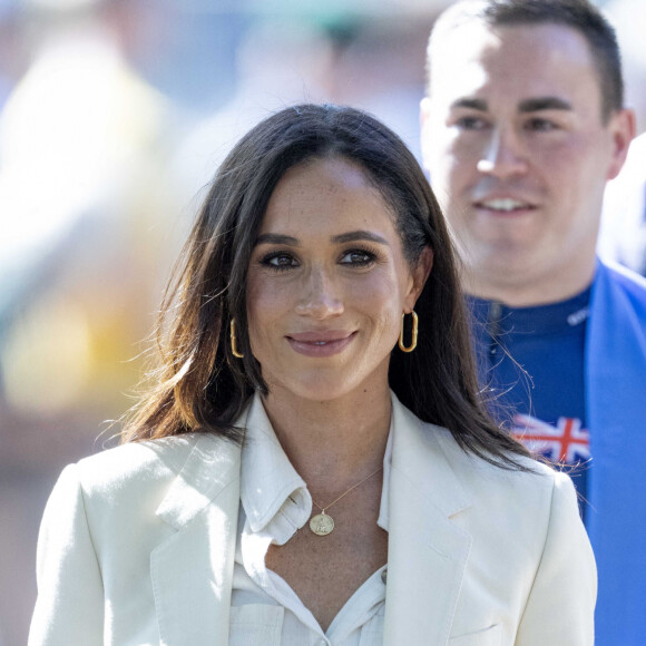 Bracelets, boucles d'oreilles, bague et colliers... la valeur globale des bijoux emportés par la duchesse de Sussex dépassait largement les 50 000 dollars
Meghan Markle, duchesse de Sussex, marche avec des membres de l'équipe britannique et du personnel de service avant l'épreuve de cyclisme lors des Jeux Invictus à Düsseldorf, le 15 septembre 2023. 