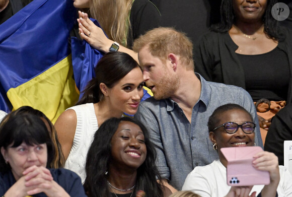 Le prince Harry, duc de Sussex et Meghan Markle, duchesse de Sussex, assistent au match de volleyball mixte "Nigeria - Ukraine" lors des Invictus Games 2023 à Dusseldorf, le 14 septembre 2023. 