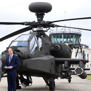 Le souverain a fait un honneur particulier à son fils aîné en lui remettant officiellement le rôle de colonel en chef de l'Army Air Corps 
Le roi Charles III d'Angleterre remet officiellement le rôle de colonel en chef de l'Army Air Corps au prince William, prince de Galles à la base militaire Army Aviation Center de Middle Wallop, Hampshire, Royaume Uni, le 13 mai 2024. © Justin Goff/GoffPhotos/Bestimage 