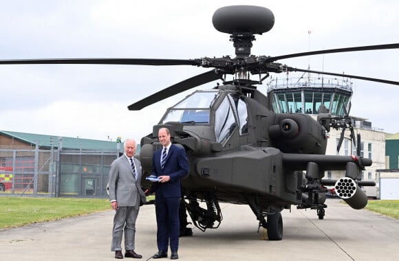 Le souverain a fait un honneur particulier à son fils aîné en lui remettant officiellement le rôle de colonel en chef de l'Army Air Corps 
Le roi Charles III d'Angleterre remet officiellement le rôle de colonel en chef de l'Army Air Corps au prince William, prince de Galles à la base militaire Army Aviation Center de Middle Wallop, Hampshire, Royaume Uni, le 13 mai 2024. © Justin Goff/GoffPhotos/Bestimage 