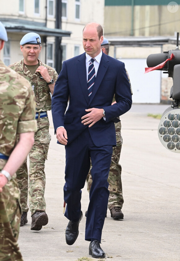 Cette responsabilié était attribué à Harry jusqu'à son départ de la monarchie britannique avec Meghan Markle
Le roi d'Angleterre remet officiellement le rôle de colonel en chef de l'Army Air Corps au prince William, prince de Galles à la base militaire Army Aviation Center de Middle Wallop, Hampshire, Royaume Uni, le 13 mai 2024. © Justin Goff/GoffPhotos/Bestimage 