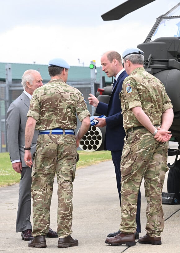 Impossible de ne pas penser au duc de Sussex en voyant William et Charles réunis 
Le roi Charles III d'Angleterre remet officiellement le rôle de colonel en chef de l'Army Air Corps au prince William, prince de Galles à la base militaire Army Aviation Center de Middle Wallop, Hampshire, Royaume Uni, le 13 mai 2024. © Justin Goff/GoffPhotos/Bestimage 