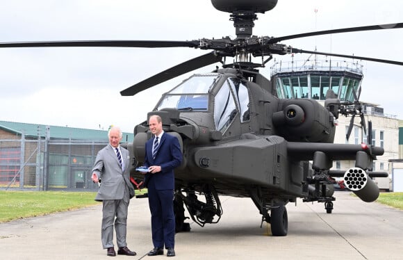 Le roi Charles III d'Angleterre remet officiellement le rôle de colonel en chef de l'Army Air Corps au prince William, prince de Galles à la base militaire Army Aviation Center de Middle Wallop, Hampshire, Royaume Uni, le 13 mai 2024. © Justin Goff/GoffPhotos/Bestimage 